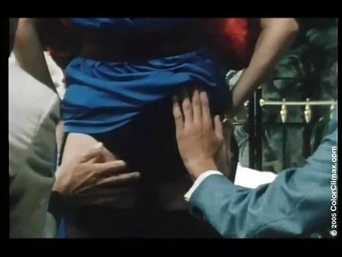 मोनिका मेहेम एक जबडा ...