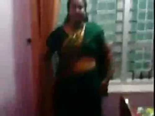 ठूला स्तनसहितको लामो ...