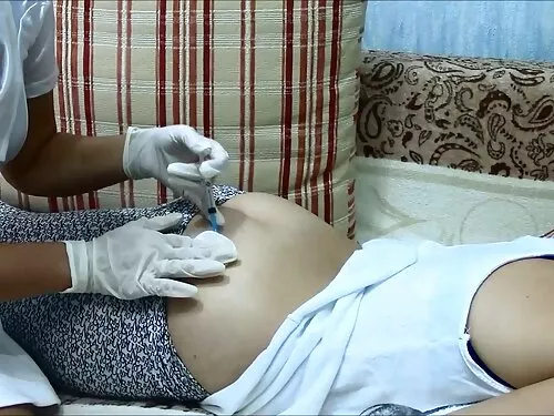 मुखमा पानी पिउने बच् ...